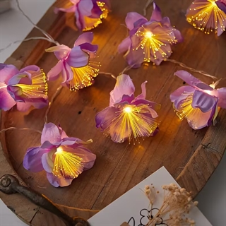 Lyskæde med lilla blomster og fiberoptisk lys